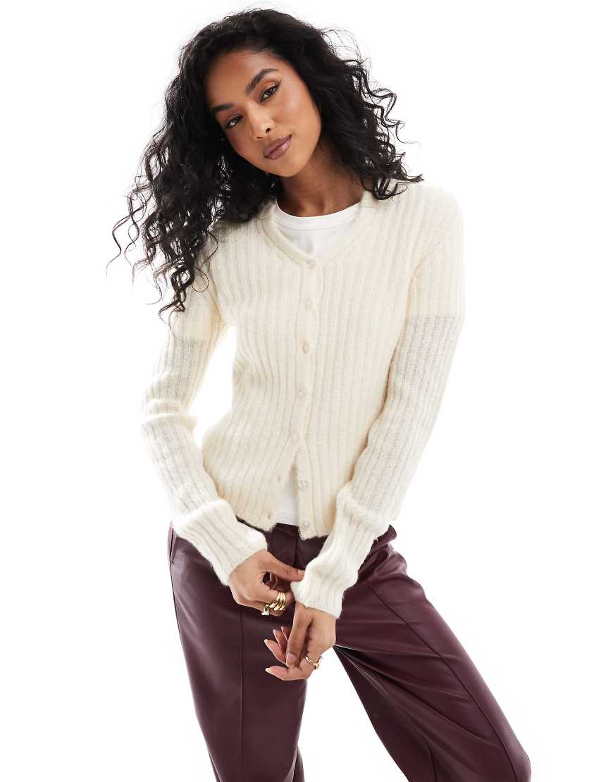ASOS DESIGN - Strickjacke in Creme mit eingekerbtem Rundhalsausschnitt-Weiß von ASOS DESIGN