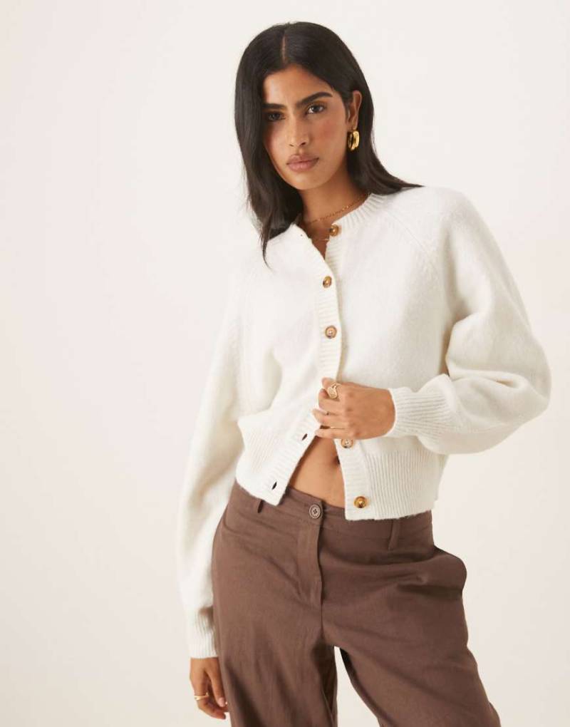 ASOS DESIGN - Strickjacke in Cremeweiß mit Raglan-Ärmeln und Rundhalsausschnitt von ASOS DESIGN