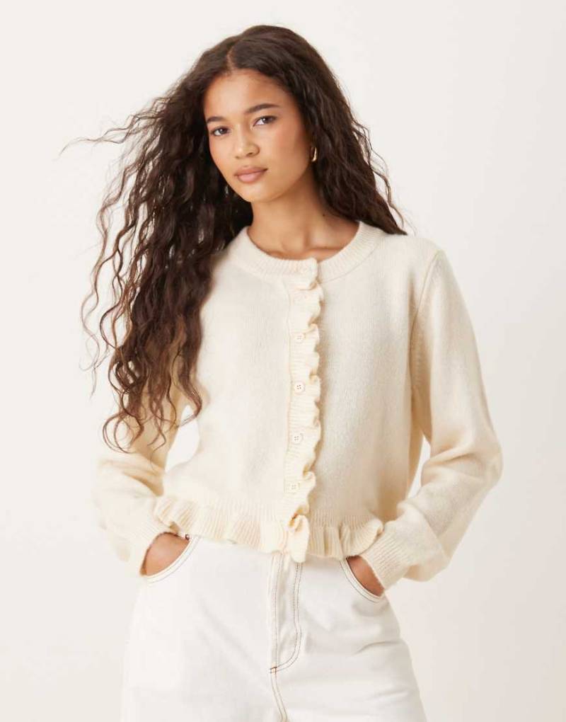 ASOS DESIGN - Strickjacke in Cremeweiß mit Rüschendetail von ASOS DESIGN