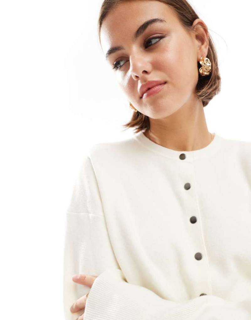 ASOS DESIGN - Strickjacke in Cremeweiß mit Rundhalsausschnitt und geripptem Saumdetail von ASOS DESIGN