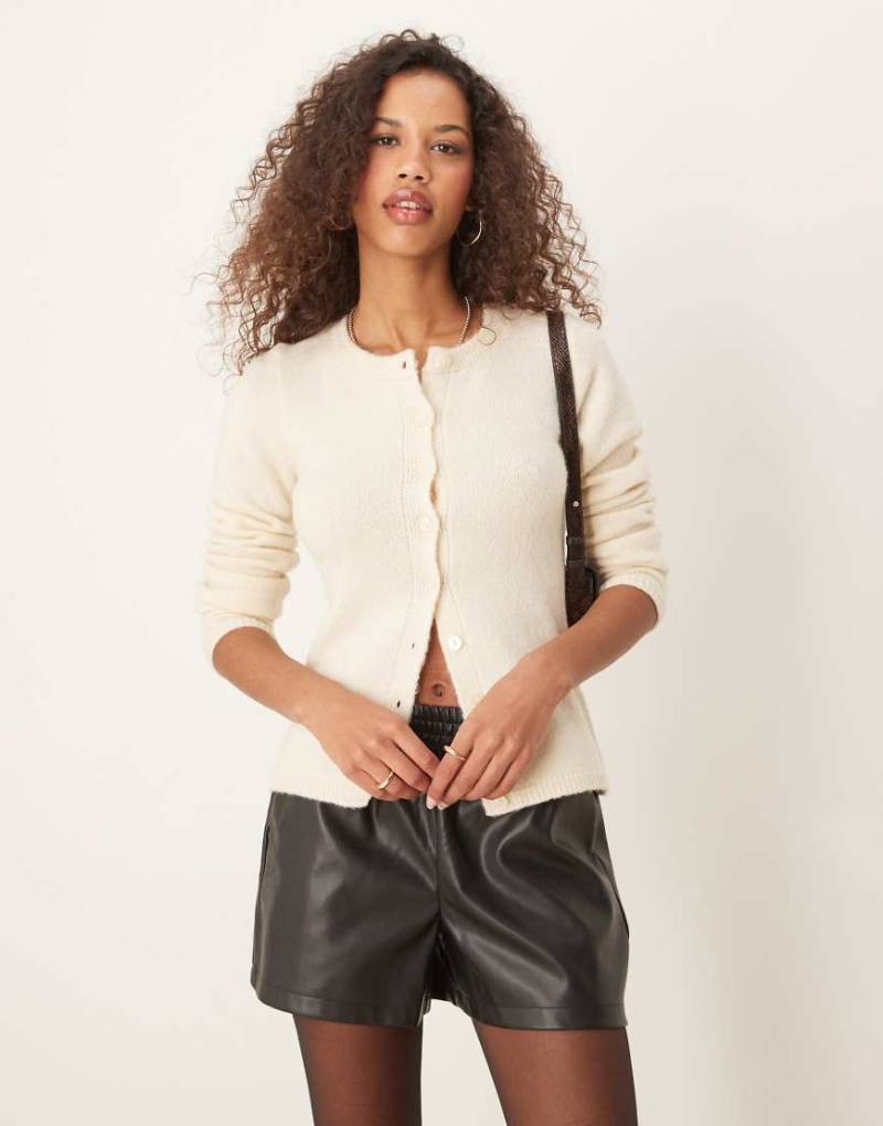 ASOS DESIGN - Strickjacke in Cremeweiß mit Rundhalsausschnitt und mehreren Knöpfen von ASOS DESIGN