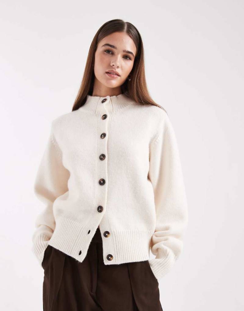 ASOS DESIGN - Strickjacke in Cremeweiß mit Stehkragen von ASOS DESIGN