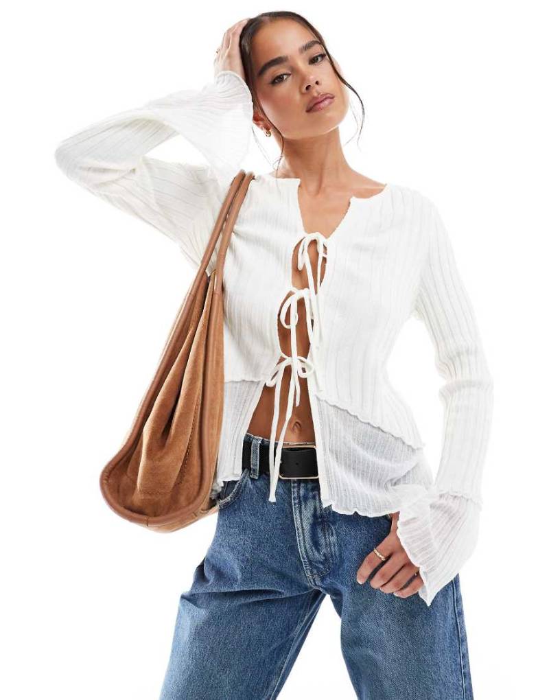 ASOS DESIGN - Strickjacke in Cremeweiß mit transparentem Saum und Bindeband vorne von ASOS DESIGN