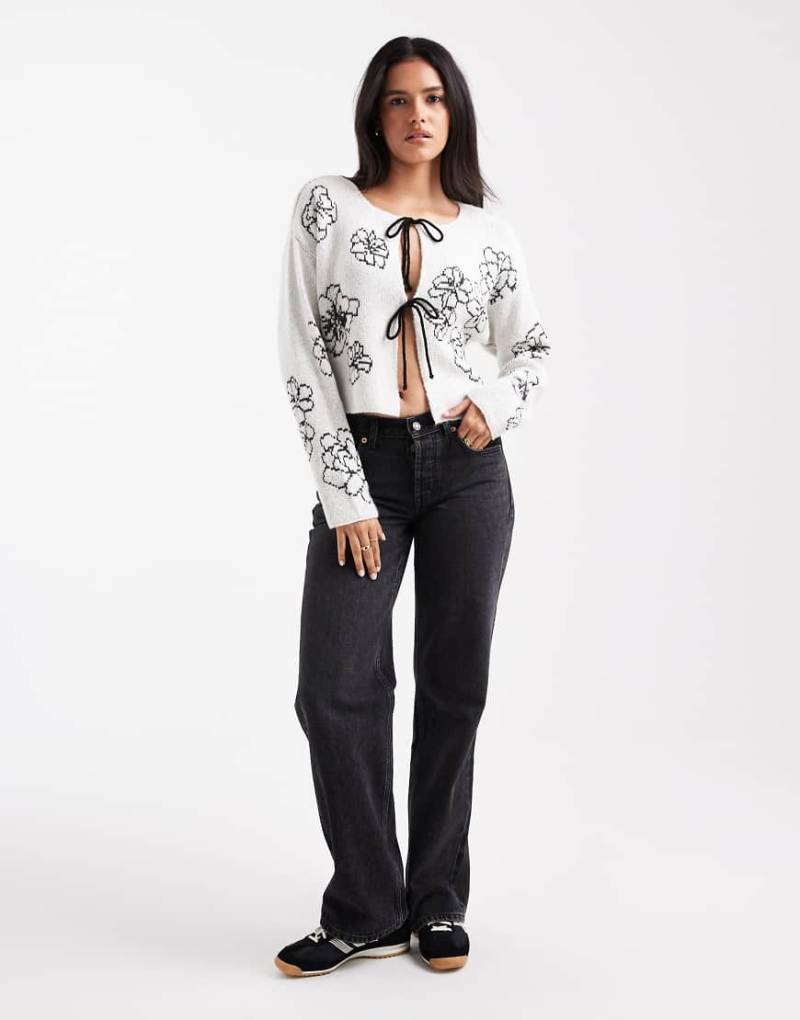 ASOS DESIGN - Strickjacke in Ecru mit Blumenstickerei und Bindedetails vorne-Weiß von ASOS DESIGN