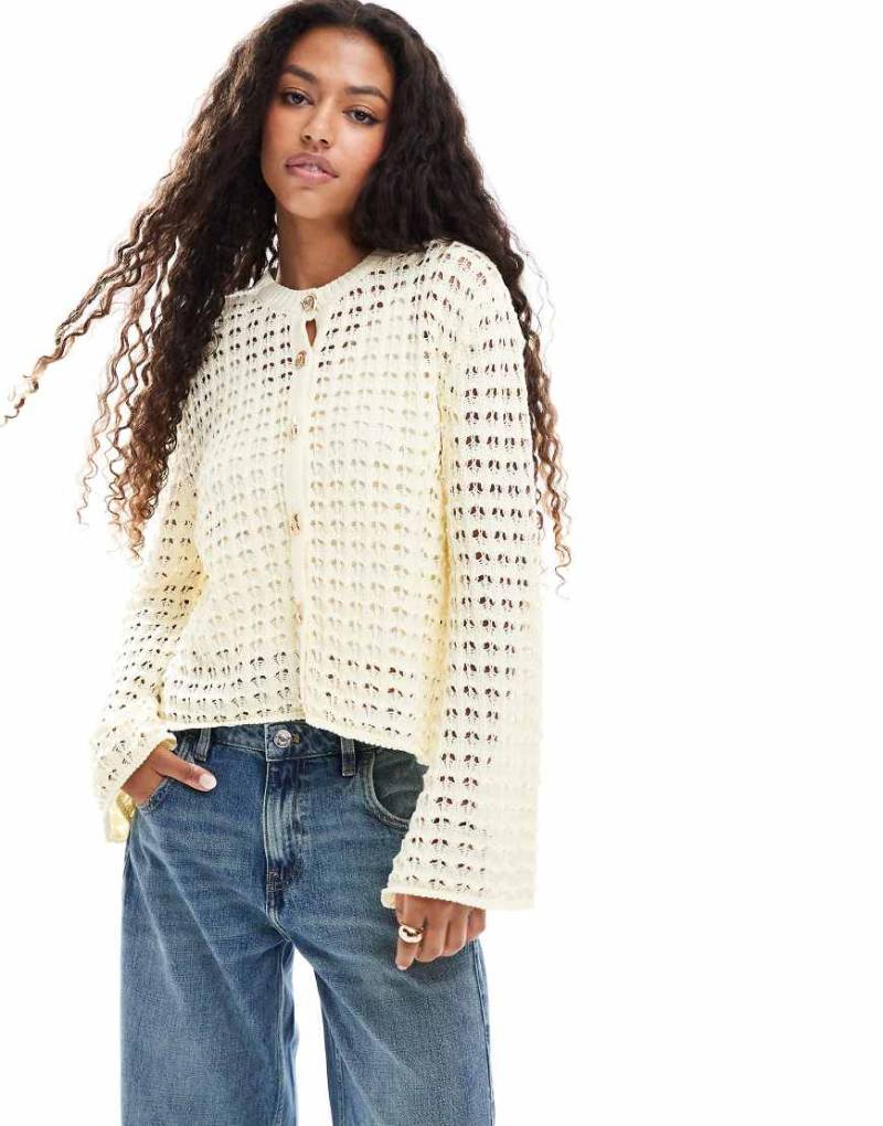 ASOS DESIGN - Strickjacke in Ecru mit Knöpfen in Muscheloptik-Weiß von ASOS DESIGN