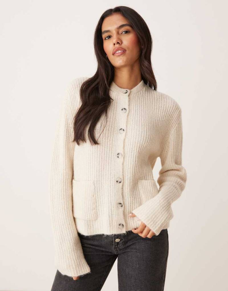 ASOS DESIGN - Strickjacke in Ecru mit aufgesetzten Taschen und mit Wollanteil-Rot von ASOS DESIGN