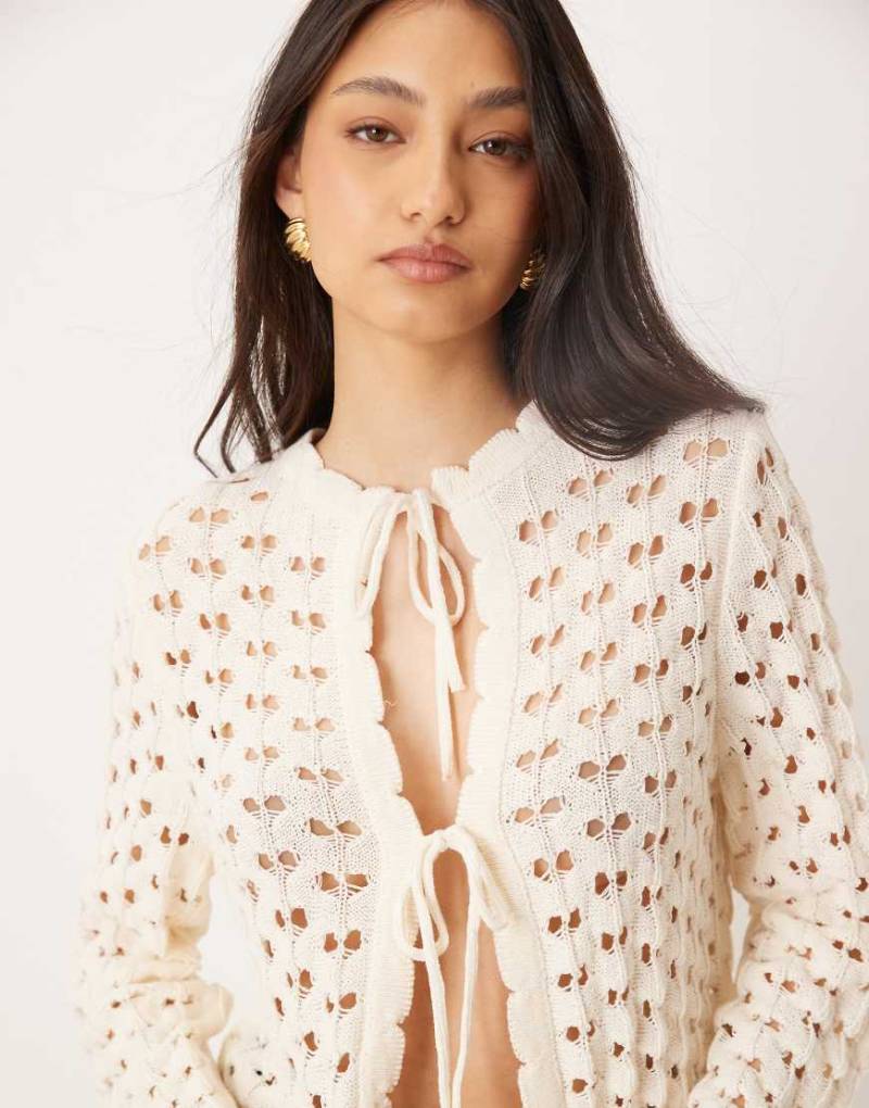 ASOS DESIGN - Strickjacke in Ecru mit ausgestellten Ärmeln und gebundener Vorderseite-Weiß von ASOS DESIGN