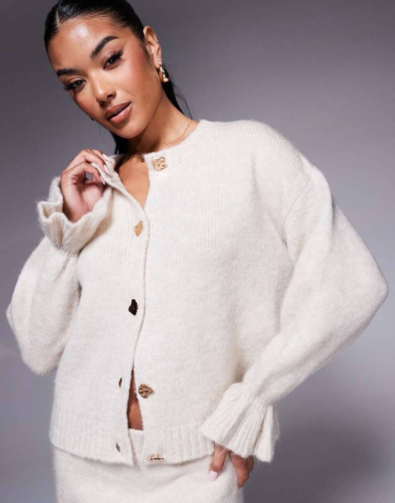 ASOS DESIGN - Strickjacke in Ecru mit goldfarbenen Knöpfen, Kombiteil-Weiß von ASOS DESIGN