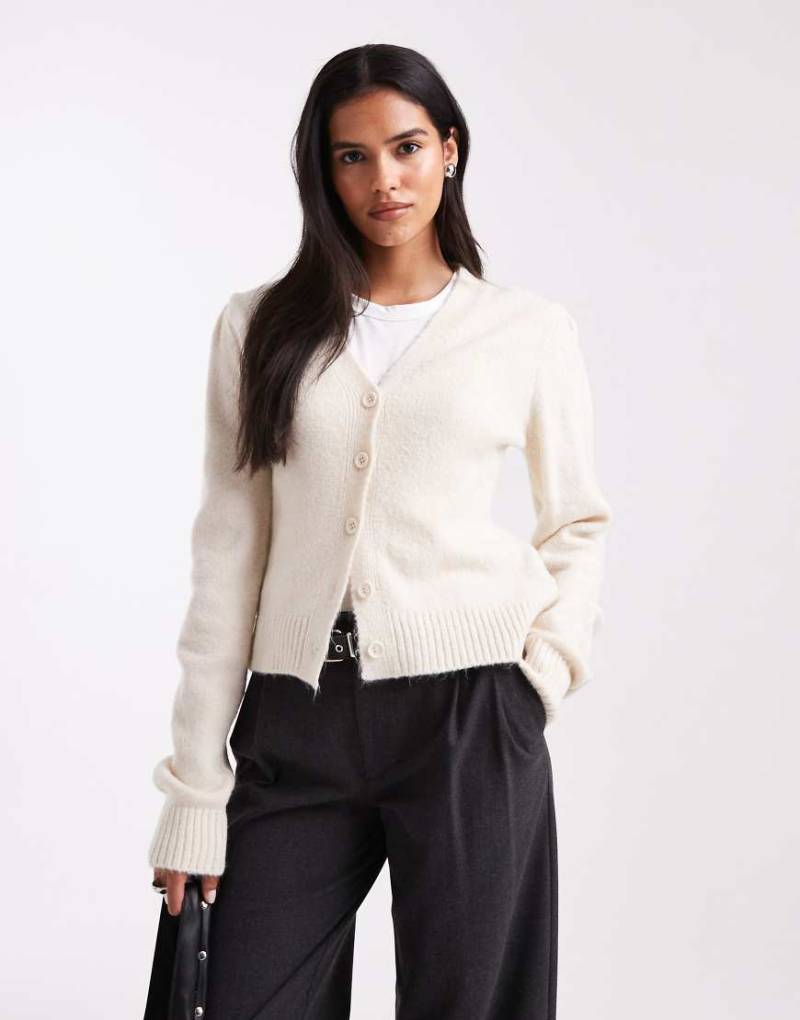ASOS DESIGN - Strickjacke in Ecru mit strukturierten Ärmeln-Weiß von ASOS DESIGN