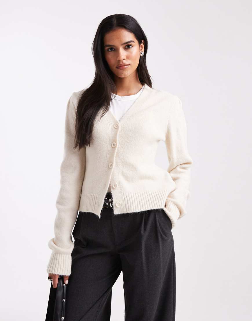 ASOS DESIGN - Strickjacke in Ecru mit strukturierten Ärmeln-Weiß von ASOS DESIGN