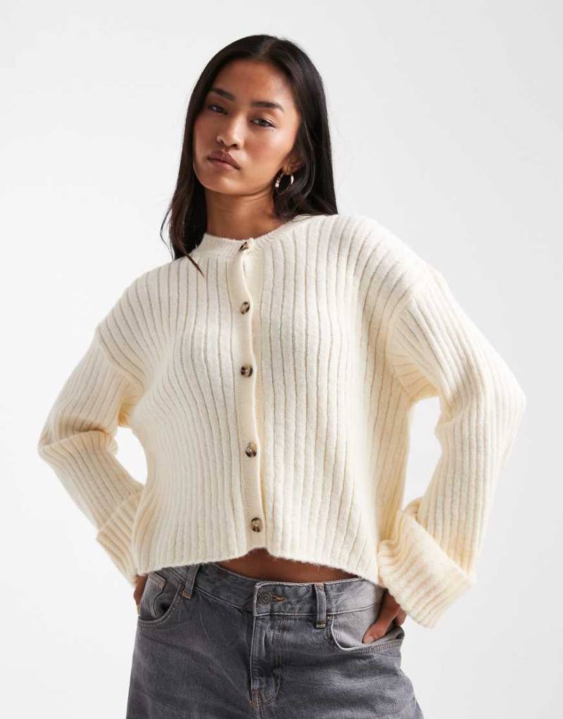 ASOS DESIGN - Strickjacke in Ecru mit umgeschlagenem Bündchen-Weiß von ASOS DESIGN