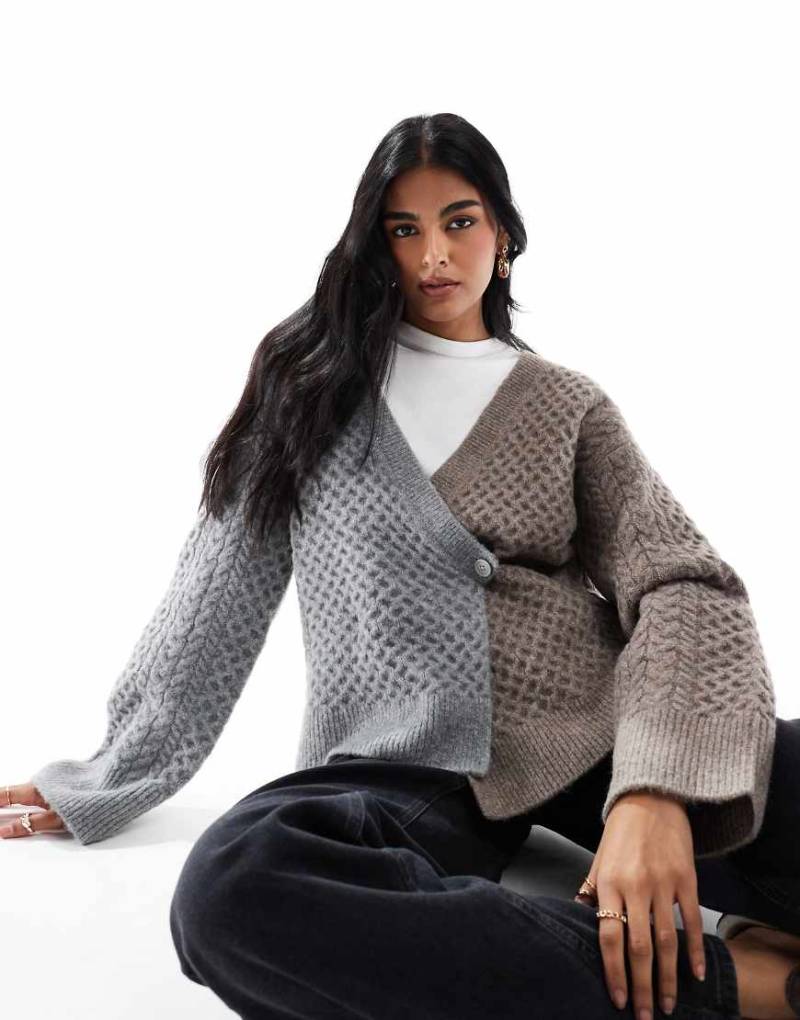 ASOS DESIGN - Strickjacke in Grau/Mokka mit Wickeldesign und Zopfmuster-Bunt von ASOS DESIGN