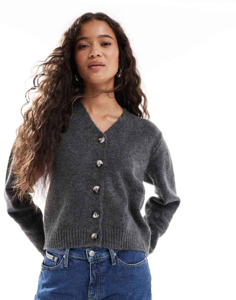 ASOS DESIGN - Strickjacke in Grau mit Plisseeärmeln von ASOS DESIGN
