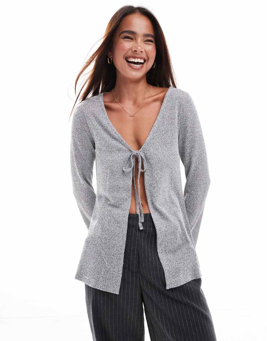 ASOS DESIGN - Strickjacke in Grau mit gebundener Vorderseite von ASOS DESIGN