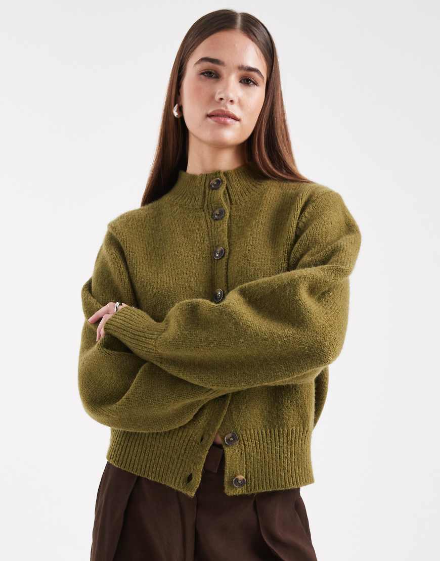 ASOS DESIGN - Strickjacke in Grün mit Stehkragen von ASOS DESIGN