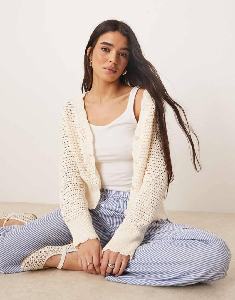 ASOS DESIGN - Strickjacke in Häkeloptik in Ecru mit Muschelrand-Weiß von ASOS DESIGN