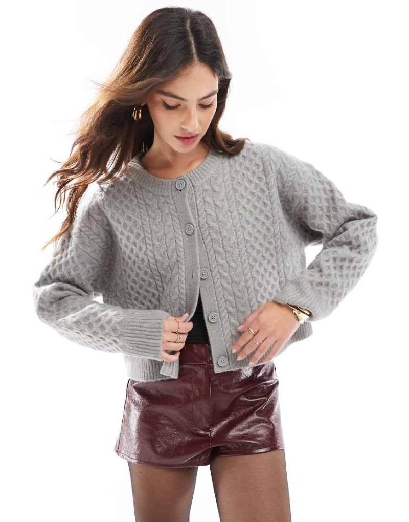 ASOS DESIGN - Strickjacke in Hellgrau mit Zopfmuster und Rundhalsausschnitt von ASOS DESIGN