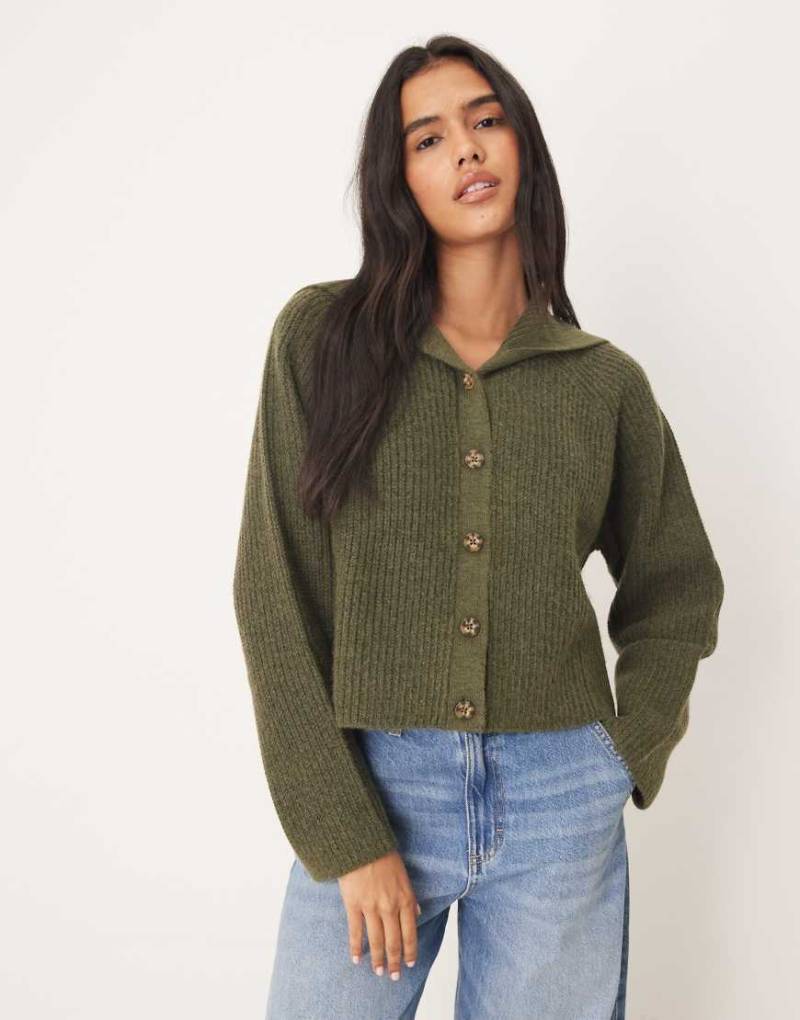 ASOS DESIGN - Strickjacke in Khaki mit Patentmuster und Matrosenkragen-Grün von ASOS DESIGN