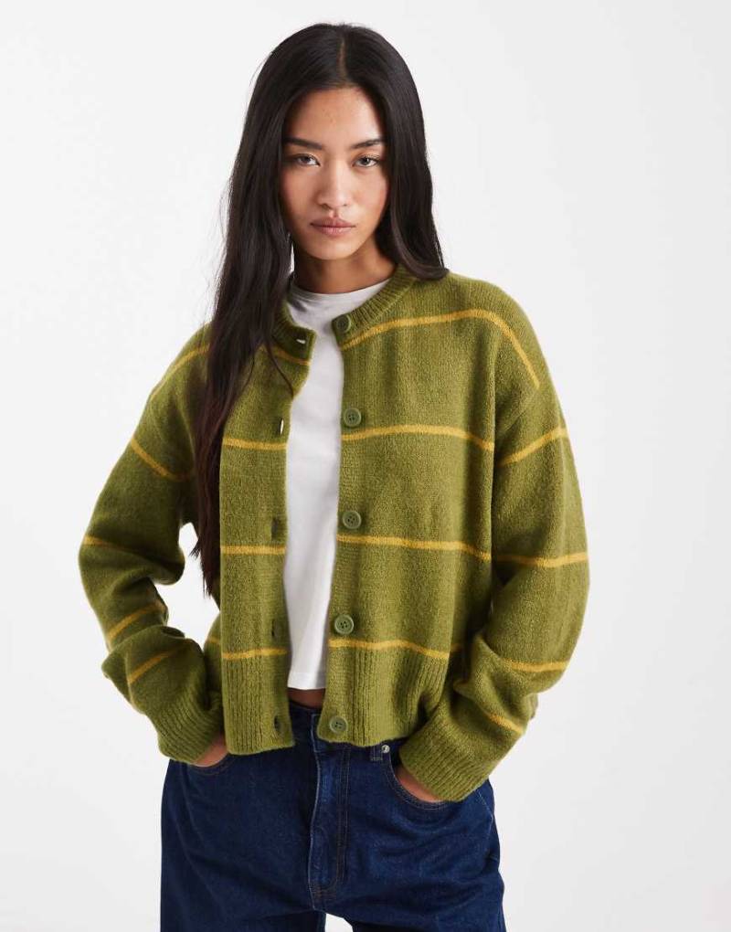 ASOS DESIGN - Strickjacke in Khaki und Olivgrün mit Streifen und Rundhalsausschnitt von ASOS DESIGN