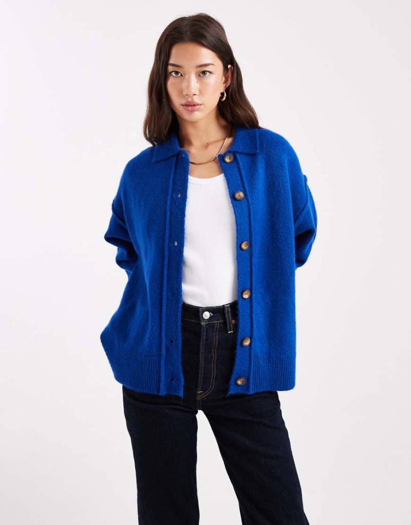 ASOS DESIGN - Strickjacke in Kobaltblau mit Hemdkragen und Ziernaht von ASOS DESIGN