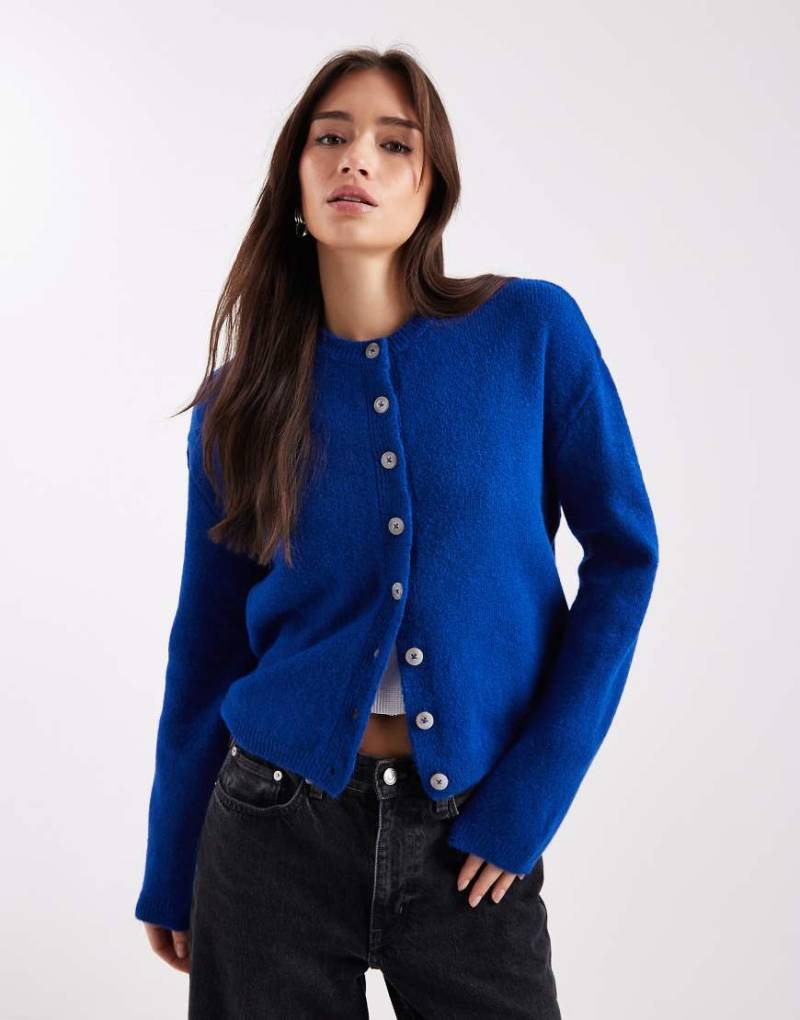 ASOS DESIGN - Strickjacke in Kobaltblau mit Kontrast-Knöpfen ASOS DESIGN - Strickjacke in Kobaltblau mit Kontrast-Knöpfen von ASOS DESIGN