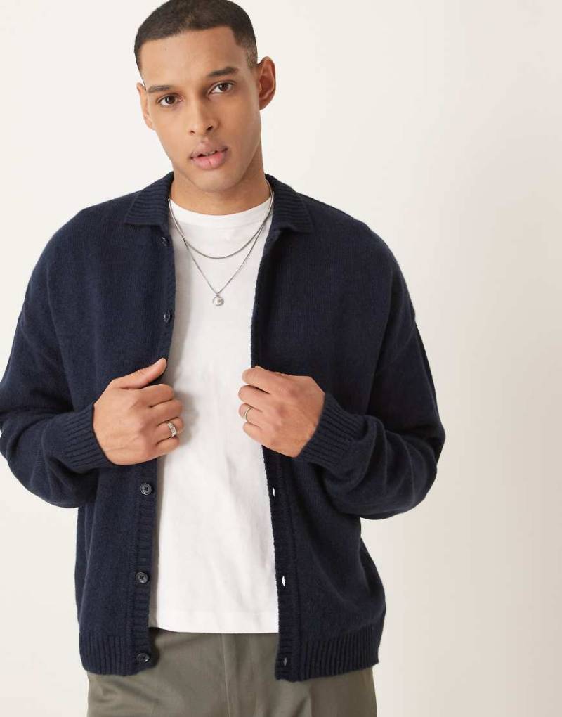 ASOS DESIGN - Strickjacke in Marineblau mit Kragen und lockerem, kastigem Schnitt von ASOS DESIGN