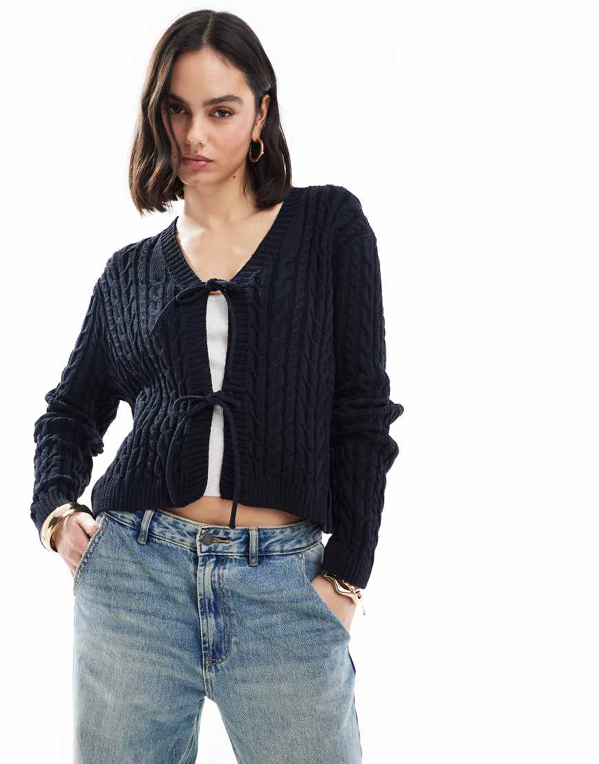 ASOS DESIGN - Strickjacke in Marineblau mit gebundener Vorderseite und Zopfmuster von ASOS DESIGN