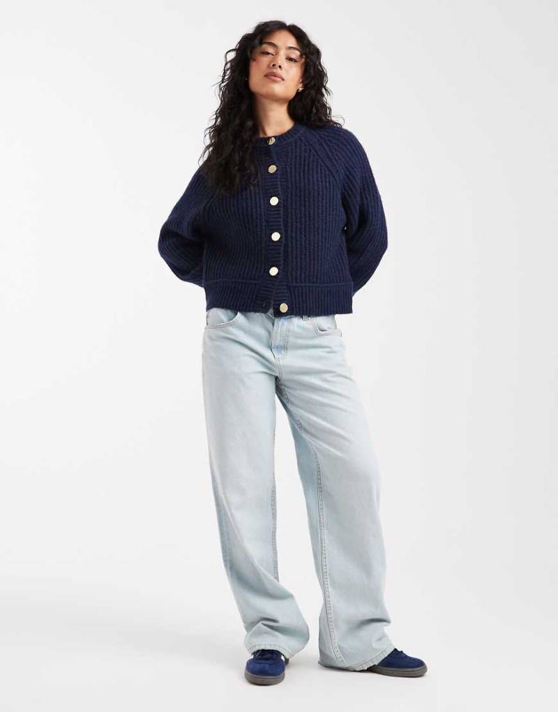 ASOS DESIGN - Strickjacke in Marineblau mit geripptem Vollpatentmuster und Raglan-Detail von ASOS DESIGN