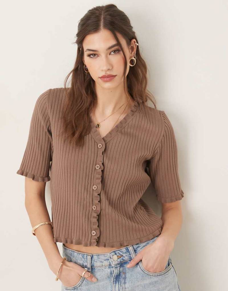 ASOS DESIGN - Strickjacke in Mokkabraun mit Rüschensaum von ASOS DESIGN