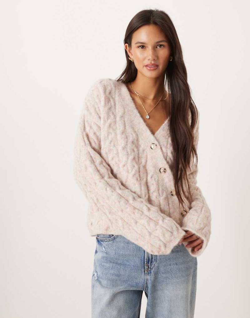 ASOS DESIGN - Strickjacke in Haferbeige mit Zopfmuster und asymmetrischer Knopfleiste-Brown von ASOS DESIGN