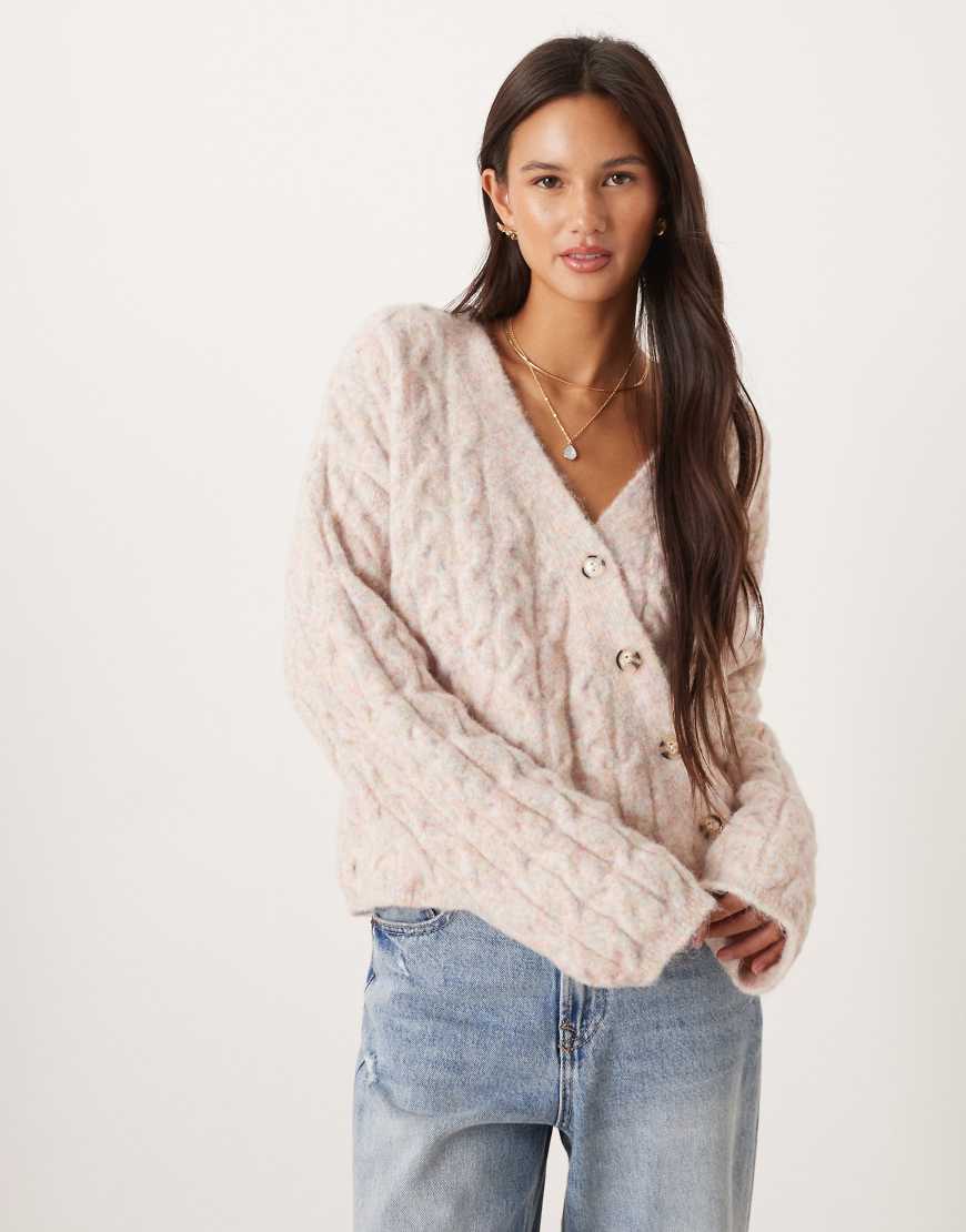 ASOS DESIGN - Strickjacke in Haferbeige mit Zopfmuster und asymmetrischer Knopfleiste-Brown von ASOS DESIGN