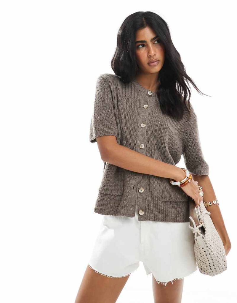 ASOS DESIGN - Strickjacke in Mokkabraun mit aufgesetzten Taschen von ASOS DESIGN