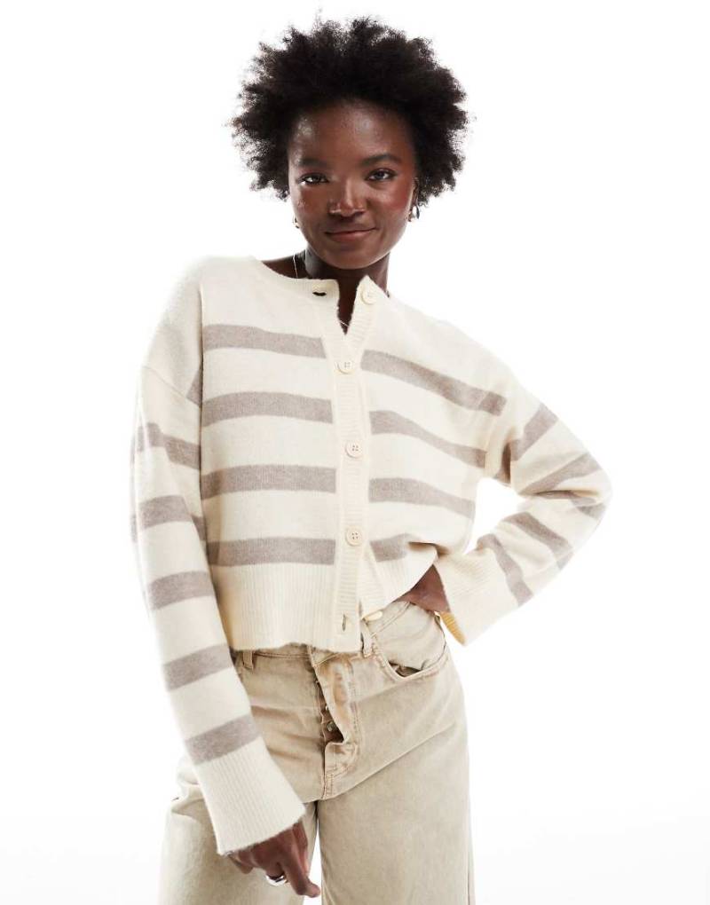 ASOS DESIGN - Strickjacke in Neutral mit Rundhalsausschnitt und Streifen-Bunt von ASOS DESIGN