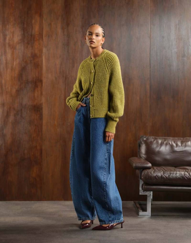 ASOS DESIGN - Strickjacke in Oliv mit geripptem Vollpatentmuster und Raglan-Detail-Grün von ASOS DESIGN