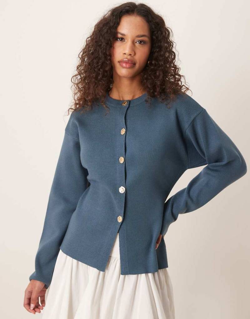 ASOS DESIGN - Strickjacke in Petrolblau mit Struktur, Rundhalsausschnitt und goldfarbenen Knöpfen von ASOS DESIGN