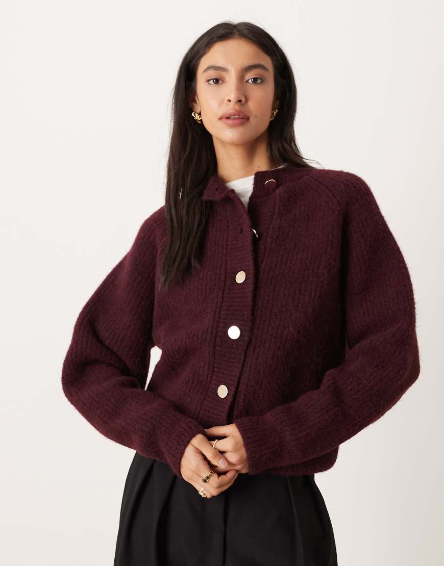 ASOS DESIGN - Strickjacke in Pflaume mit geripptem Vollpatentmuster und Raglan-Detail-Lila ASOS DESIGN - Strickjacke in Pflaume mit geripptem Vollpatentmuster und Raglan-Detail-Lila von ASOS DESIGN
