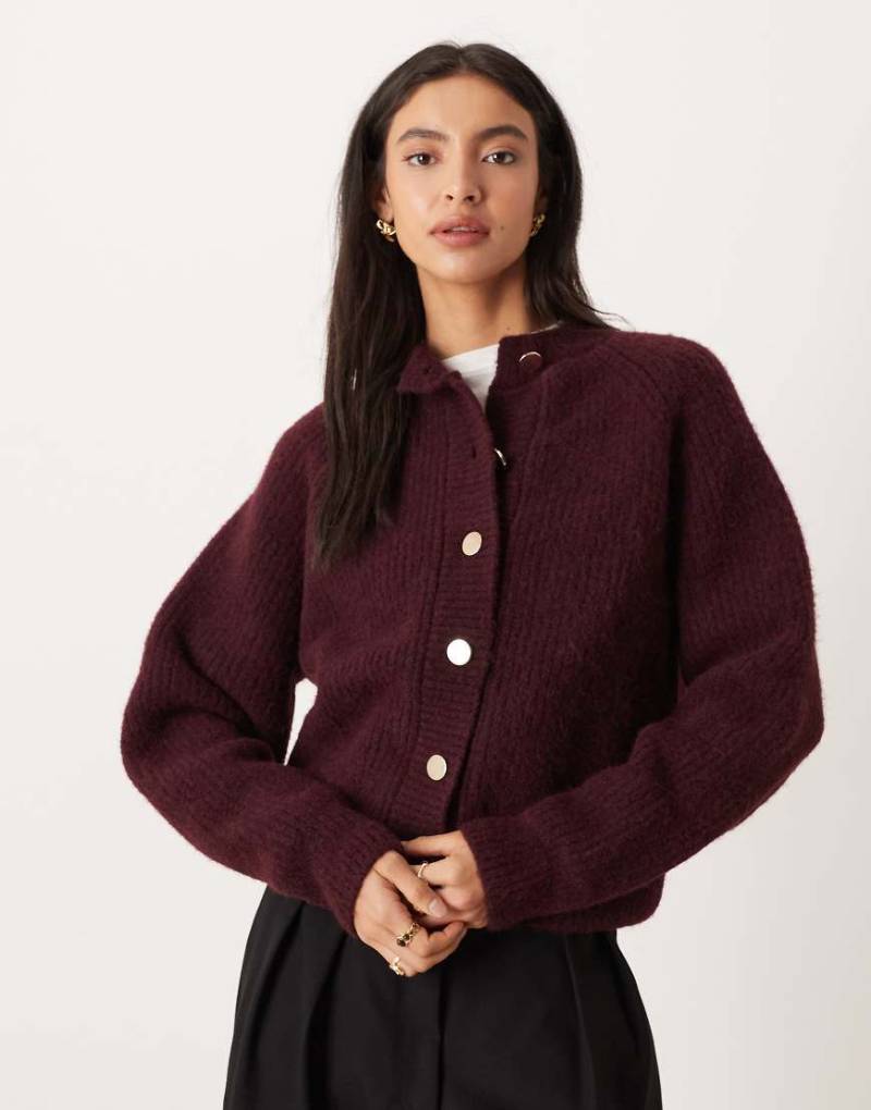 ASOS DESIGN - Strickjacke in Pflaume mit geripptem Vollpatentmuster und Raglan-Detail-Lila von ASOS DESIGN