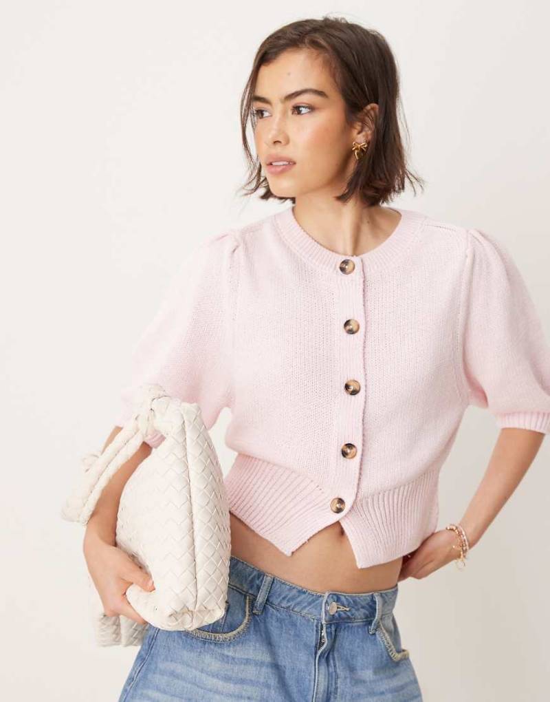 ASOS DESIGN - Strickjacke in Rosa mit Rundhalsausschnitt und Puffärmeln von ASOS DESIGN