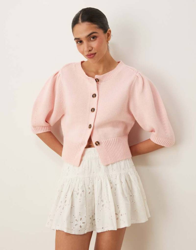ASOS DESIGN - Strickjacke in Rosa mit Rundhalsausschnitt und Puffärmeln von ASOS DESIGN