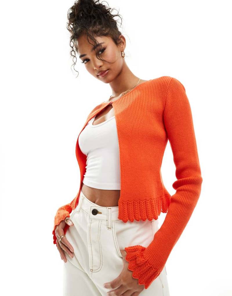 ASOS DESIGN - Strickjacke in Rot mit Schlitz vorn und Pointelle-Saummuster von ASOS DESIGN