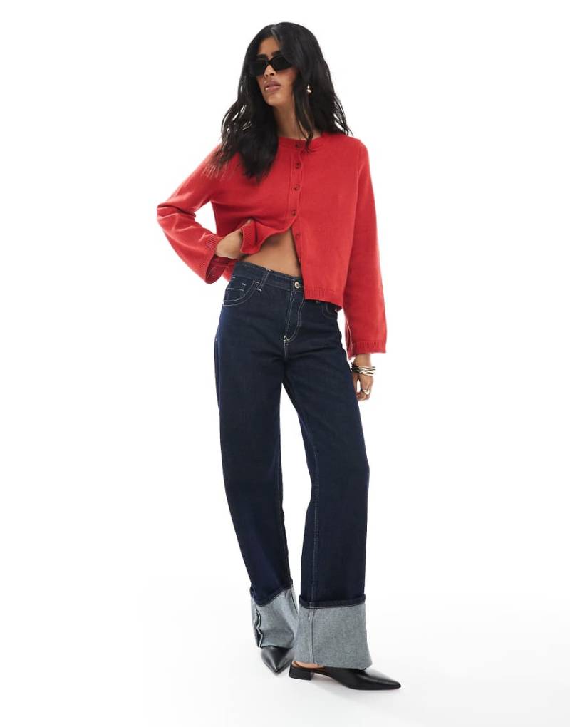 ASOS DESIGN - Strickjacke in Rot mit ausgestellten Ärmeln von ASOS DESIGN
