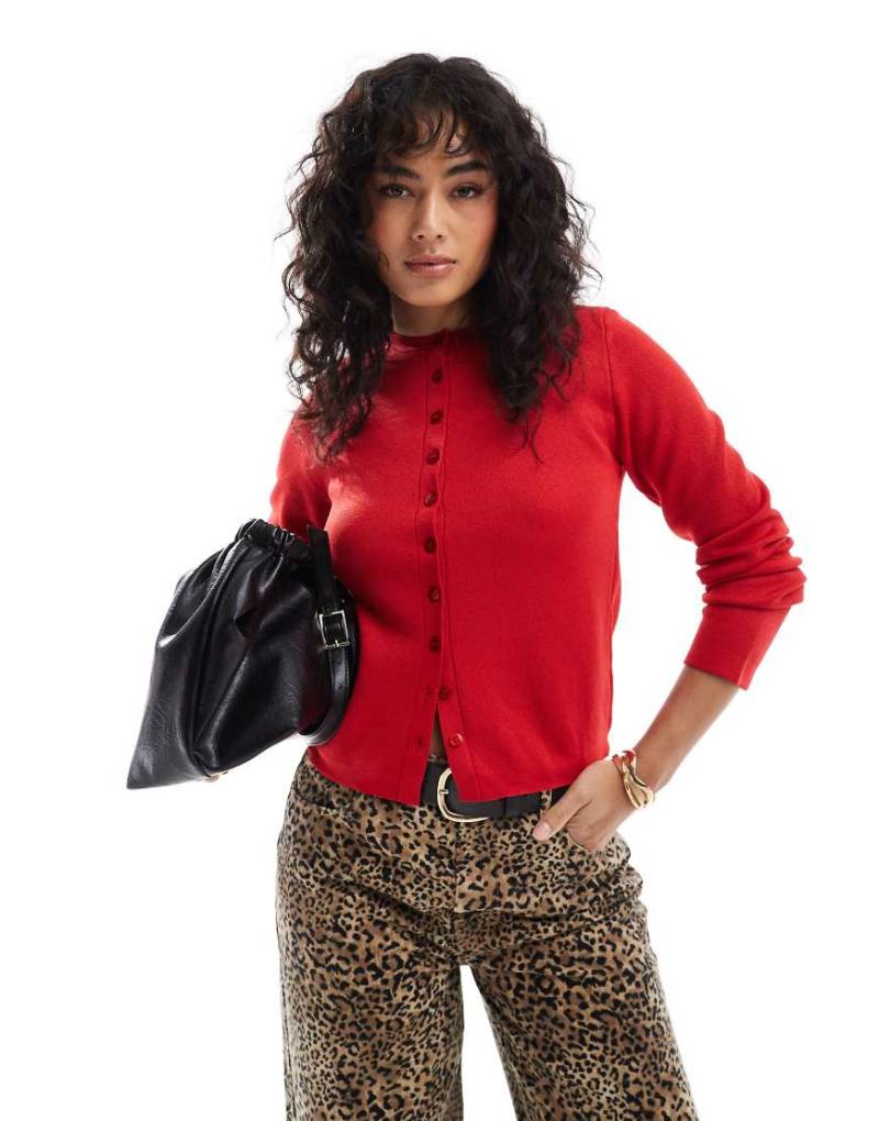 ASOS DESIGN - Strickjacke in Rot mit kompakter Struktur-Weiß von ASOS DESIGN