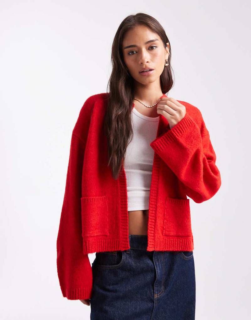 ASOS DESIGN - Strickjacke in Rot mit offener Front und aufgesetzten Taschen von ASOS DESIGN