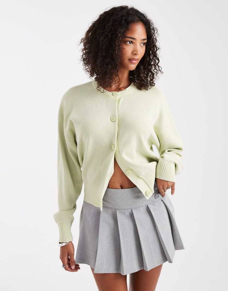 ASOS DESIGN - Strickjacke in Salbeigrün mit Acid-Waschung-Optik und Rundhalsausschnitt von ASOS DESIGN