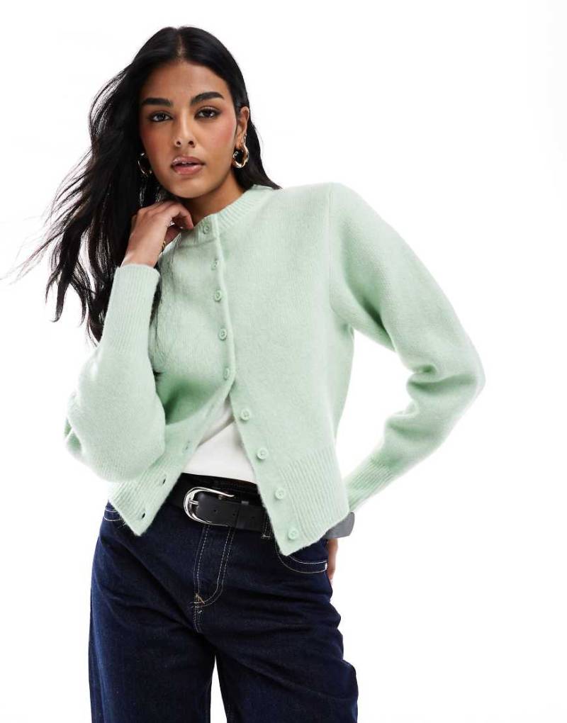 ASOS DESIGN - Strickjacke in Salbeigrün mit kompakter Struktur und Rundhalsausschnitt von ASOS DESIGN