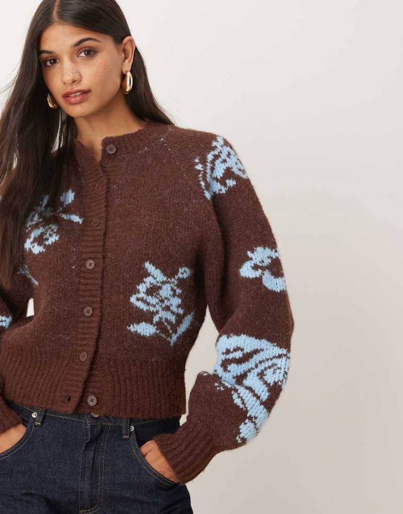 ASOS DESIGN - Strickjacke in Schokobraun mit Raglanärmeln und Blumenmuster-Brown ASOS DESIGN - Strickjacke in Schokobraun mit Raglanärmeln und Blumenmuster-Brown von ASOS DESIGN