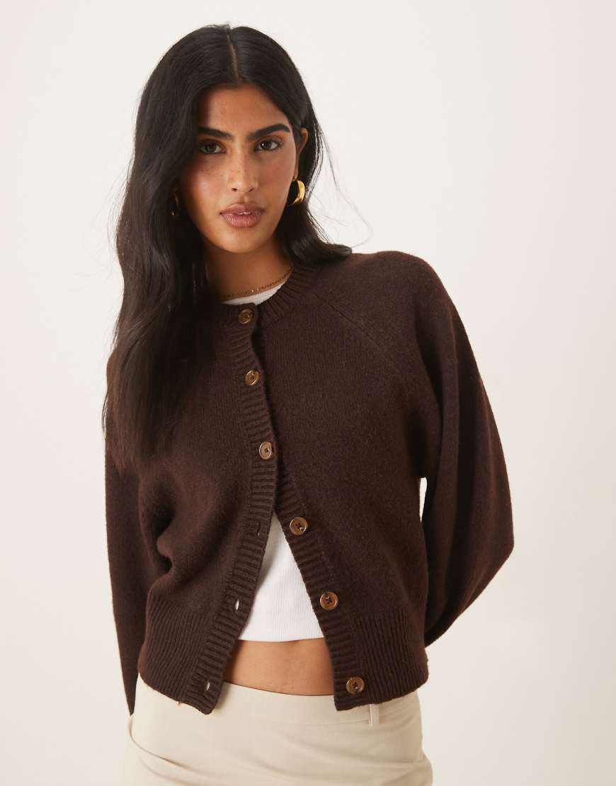 ASOS DESIGN - Strickjacke in Schokobraun mit Raglanärmeln und Rundhalsausschnitt-Brown von ASOS DESIGN