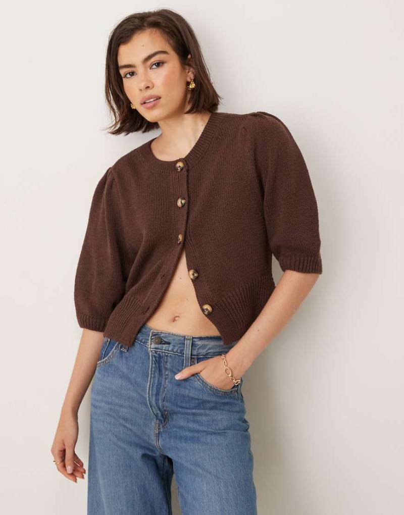 ASOS DESIGN - Strickjacke in Schokobraun mit Rundhalsausschnitt und Puffärmeln von ASOS DESIGN
