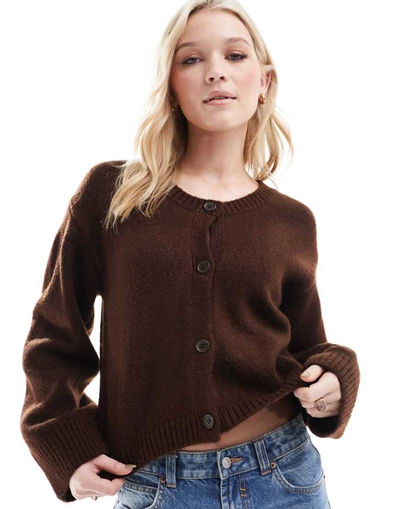 ASOS DESIGN - Strickjacke in Schokobraun mit U-Ausschnitt von ASOS DESIGN