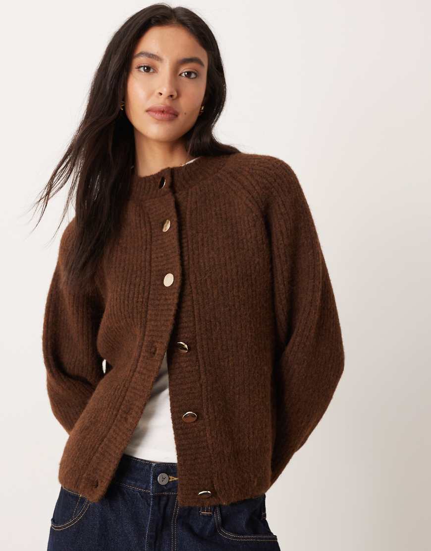 ASOS DESIGN - Strickjacke in Schokobraun mit geripptem Vollpatentmuster und Raglan-Detail-Brown von ASOS DESIGN
